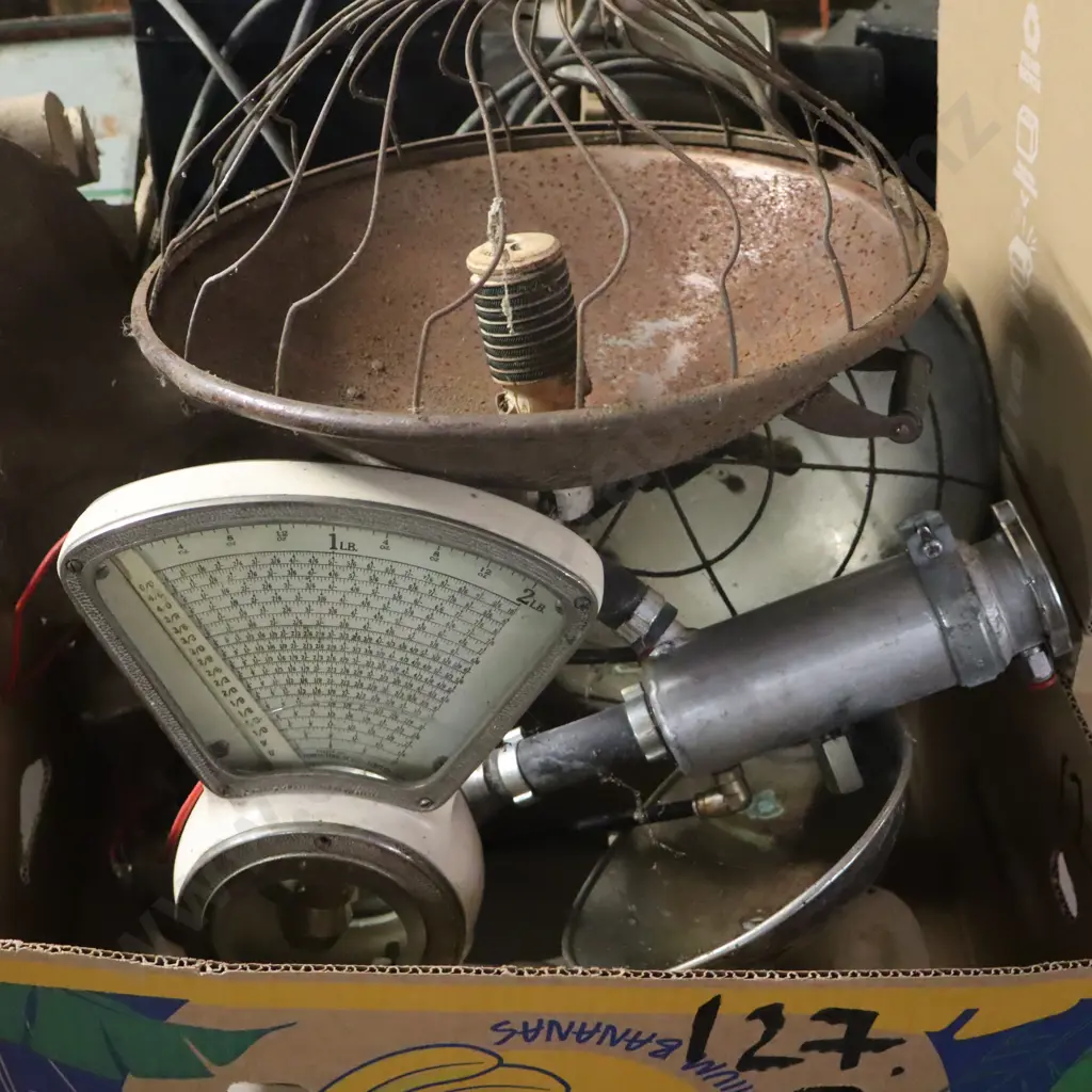 Box Scales, Heatlamps Ect. Image 1++