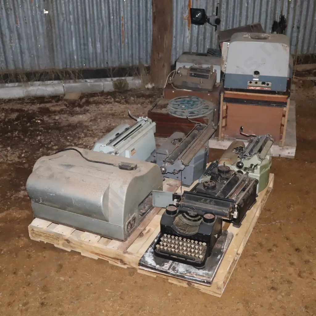 2X Pallets Of Typewriters And Machines Image 1++