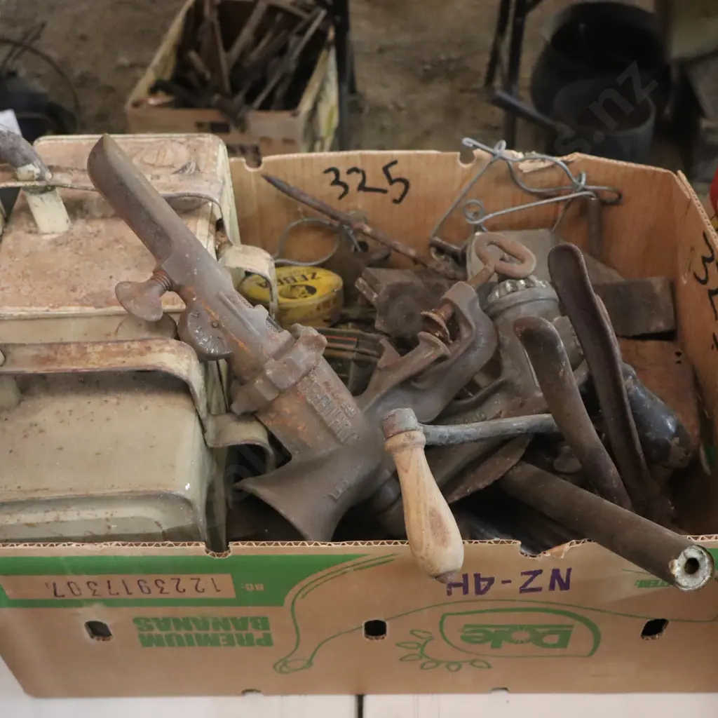 Box Oil Cans, Mincers, Handtools Image 1++