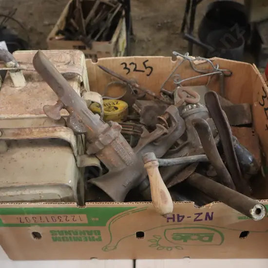 Box Oil Cans, Mincers, Handtools