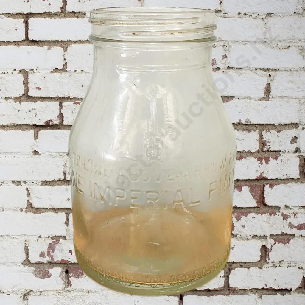 Shell Pint Oil Bottle Image 1++
