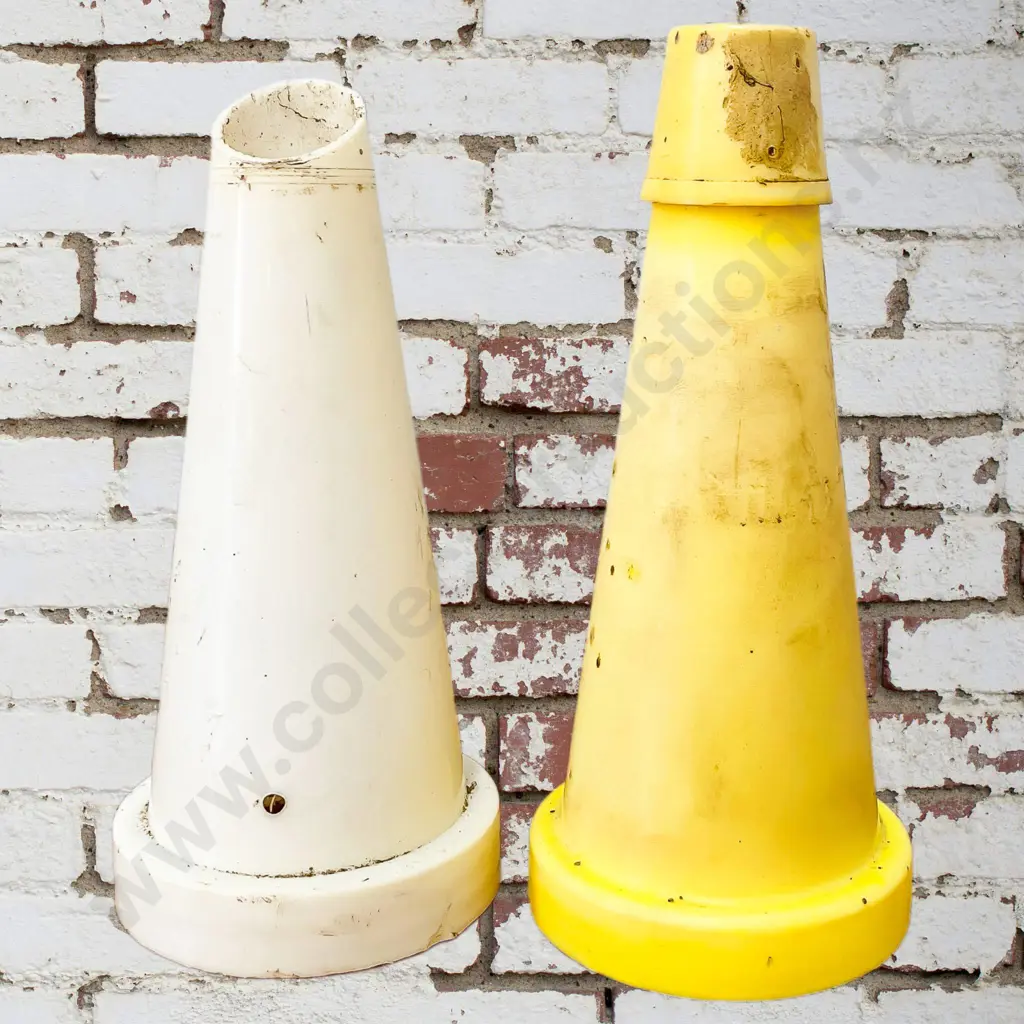 Shell Plastic Oil Bottle Tops x 2 Image 1++