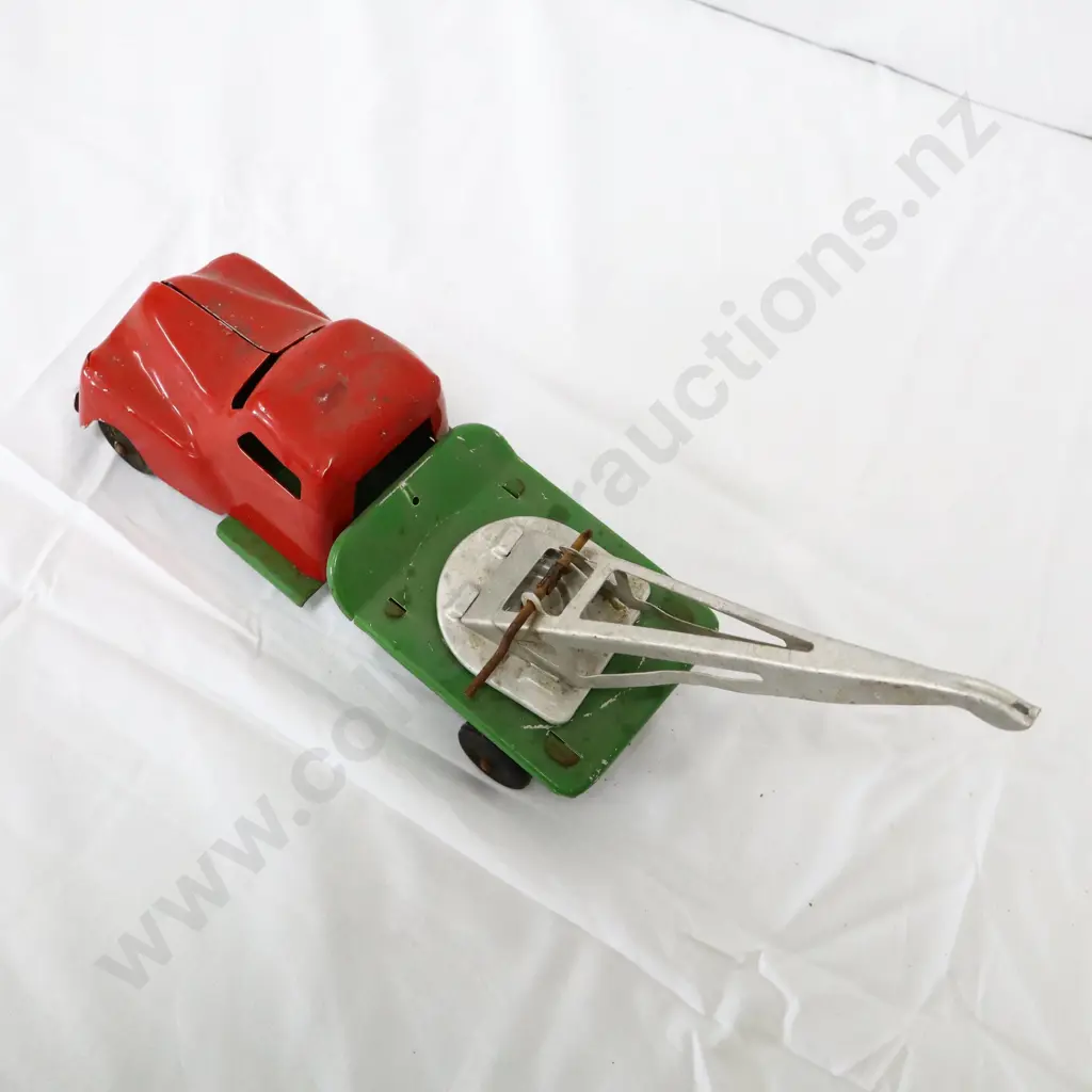 Tin Plate Toy Tow Truck Red/Green Image 1++