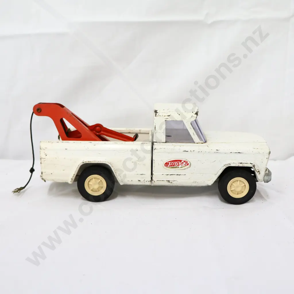 Tonka NZ Made Jeep Tow Truck Image 1++