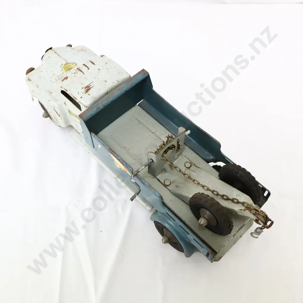 Lincoln Toys Canada Pressed Steel Tow Truck Image 1++