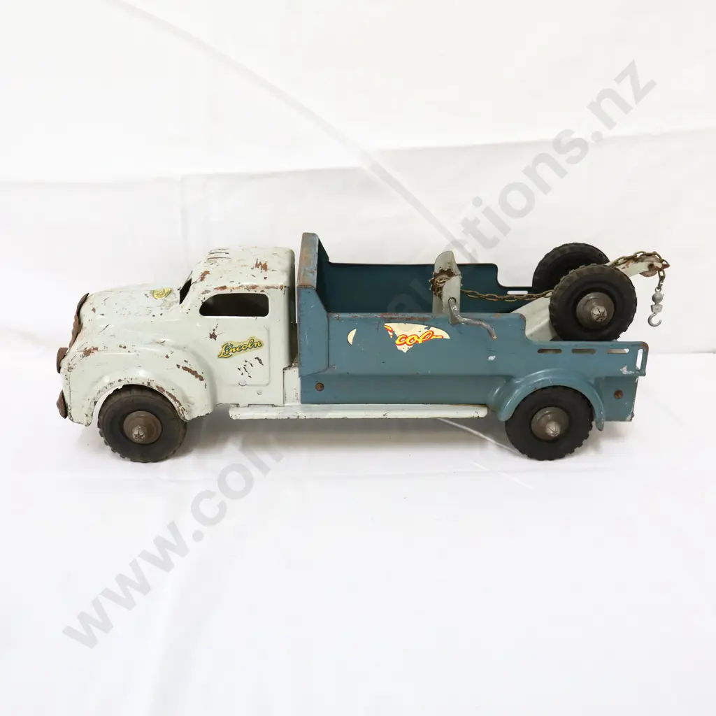 Lincoln Toys Canada Pressed Steel Tow Truck Image 1++
