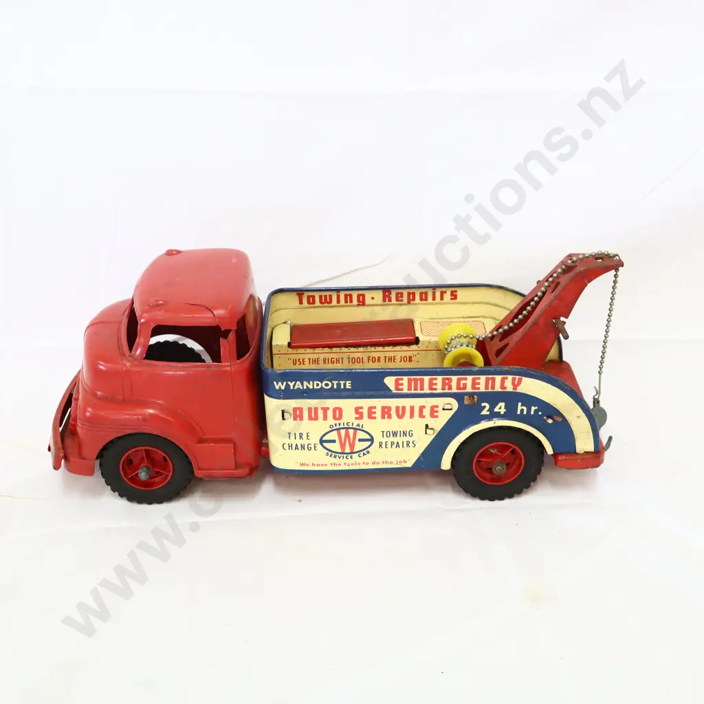 Wyandotte Auto Service Tin and Plastic Tow Truck Toy Image 1++