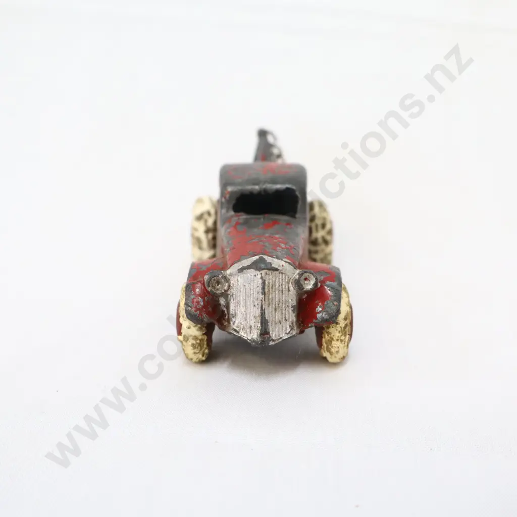 EARLYSmall Red/Silver Grill Cast Tow Truck Image 1++