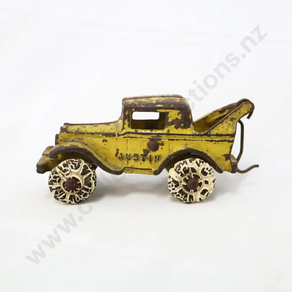 EARLY Austin Cast Iron Tow Truck Image 1++
