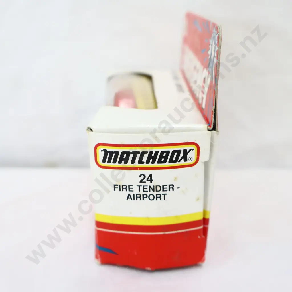 Matchbox  24 Fire Tender Airport  Image 1++