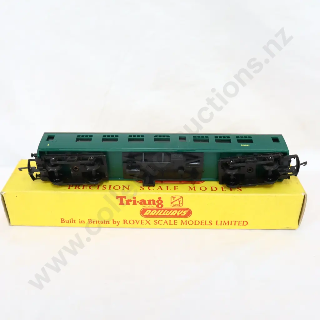Tri -ang   T-132    Composite Coach  Image 1++