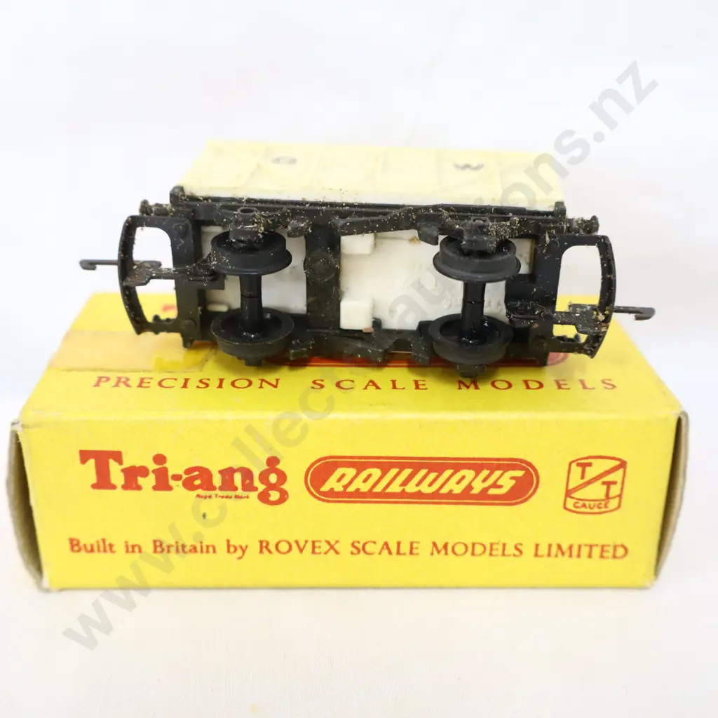 Tri-ang  T-175  Meat van   white  Image 1++