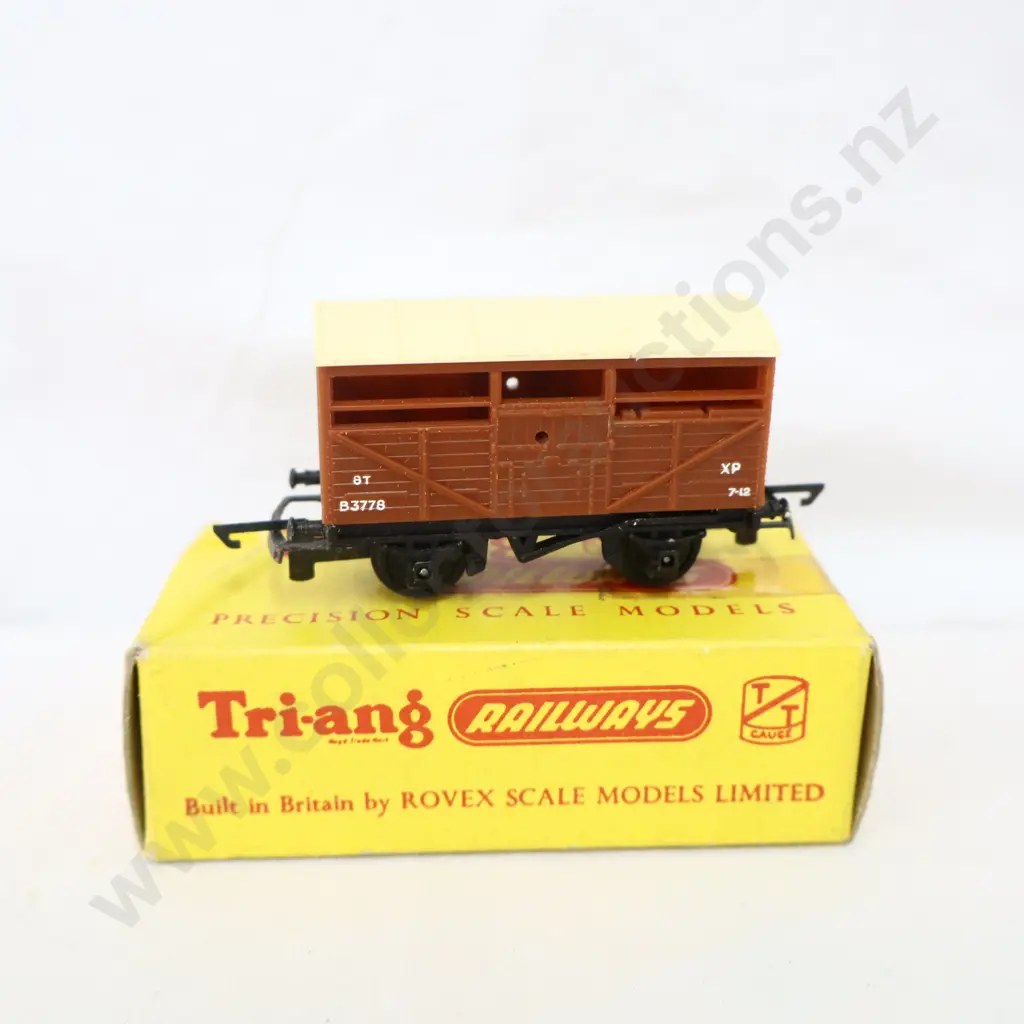 Tri-ang T -77 Cattle wagon  Image 1++