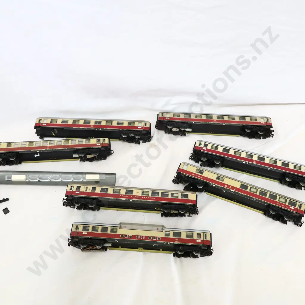Marklin  7 x  Assorted Passenger Cartiages   Not Boxed  Image 1++