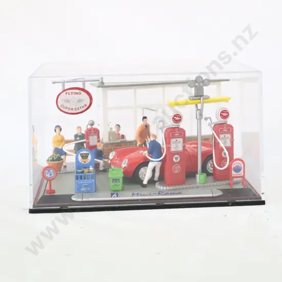 1/43 Diorama Service Station Boxed