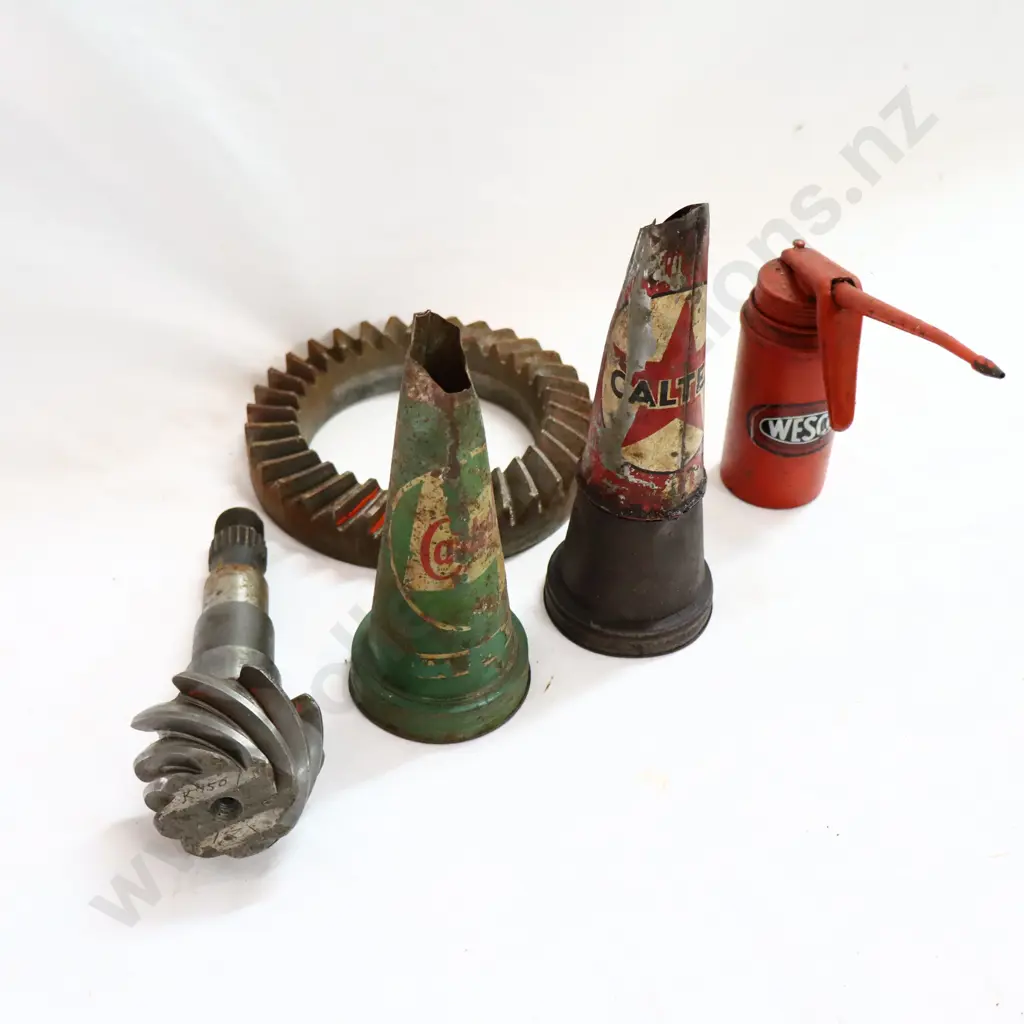 Castrol And Caltex Tin Oil Bottles Tops, Oiler and Parts Image 1++