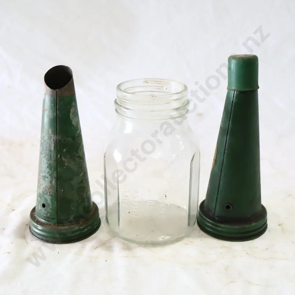 Castrol Z Pint Oil Bottle And Wakefield Castrol Bottle Tops x 2 Image 1++