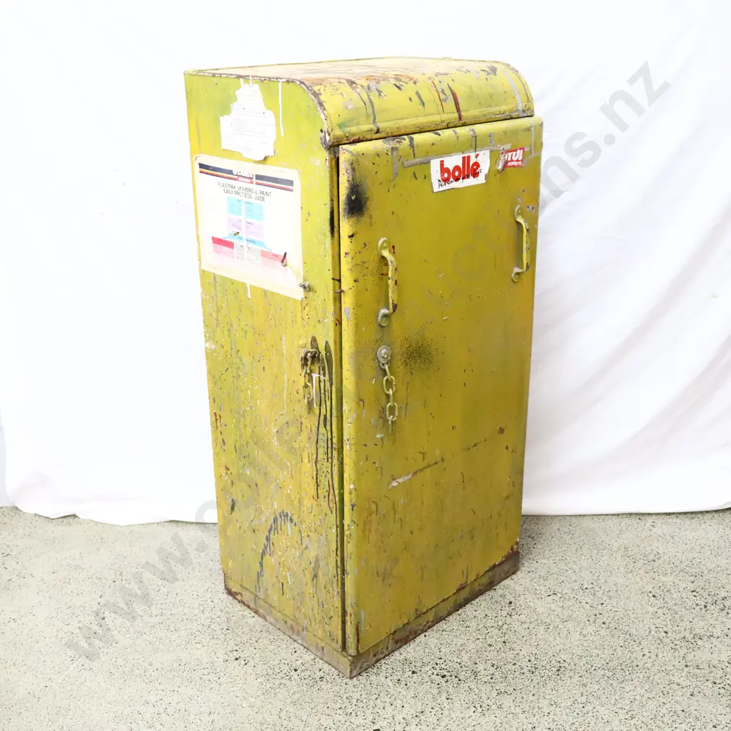 Shell X100 Oil Bottle Cabinet Image 1++