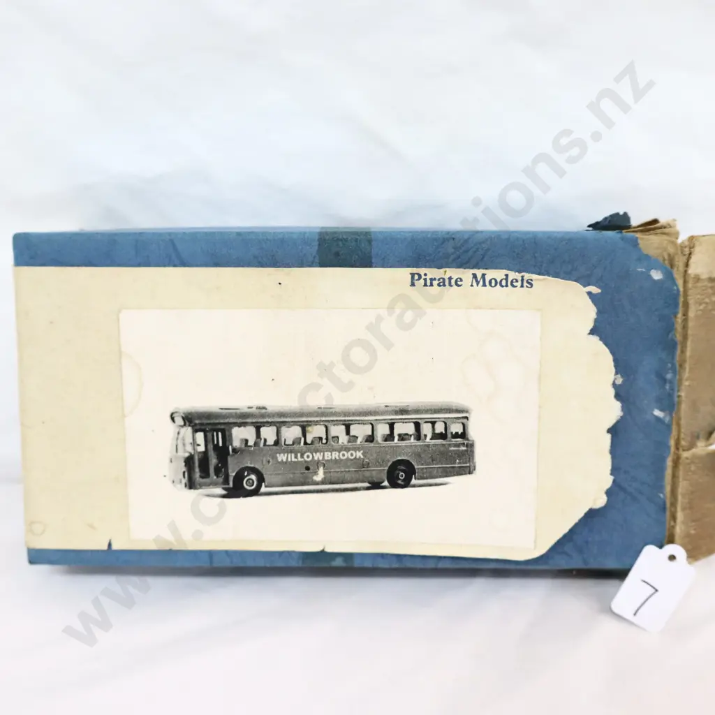 1/43 Unmade Kit Willow Brook Bus Image 1++