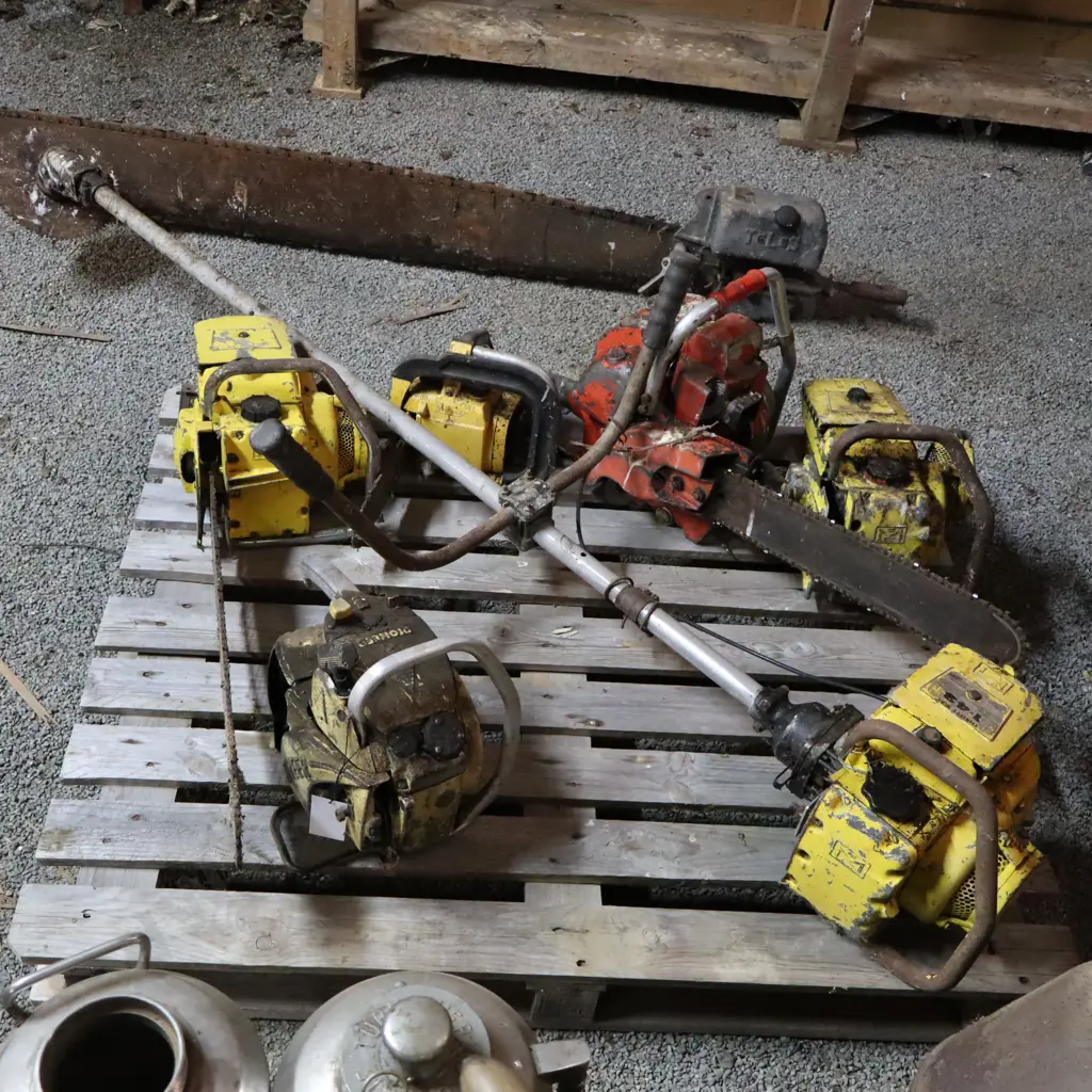 Pallet Vintage Chairsaws, weedeater Ect. Image 1++