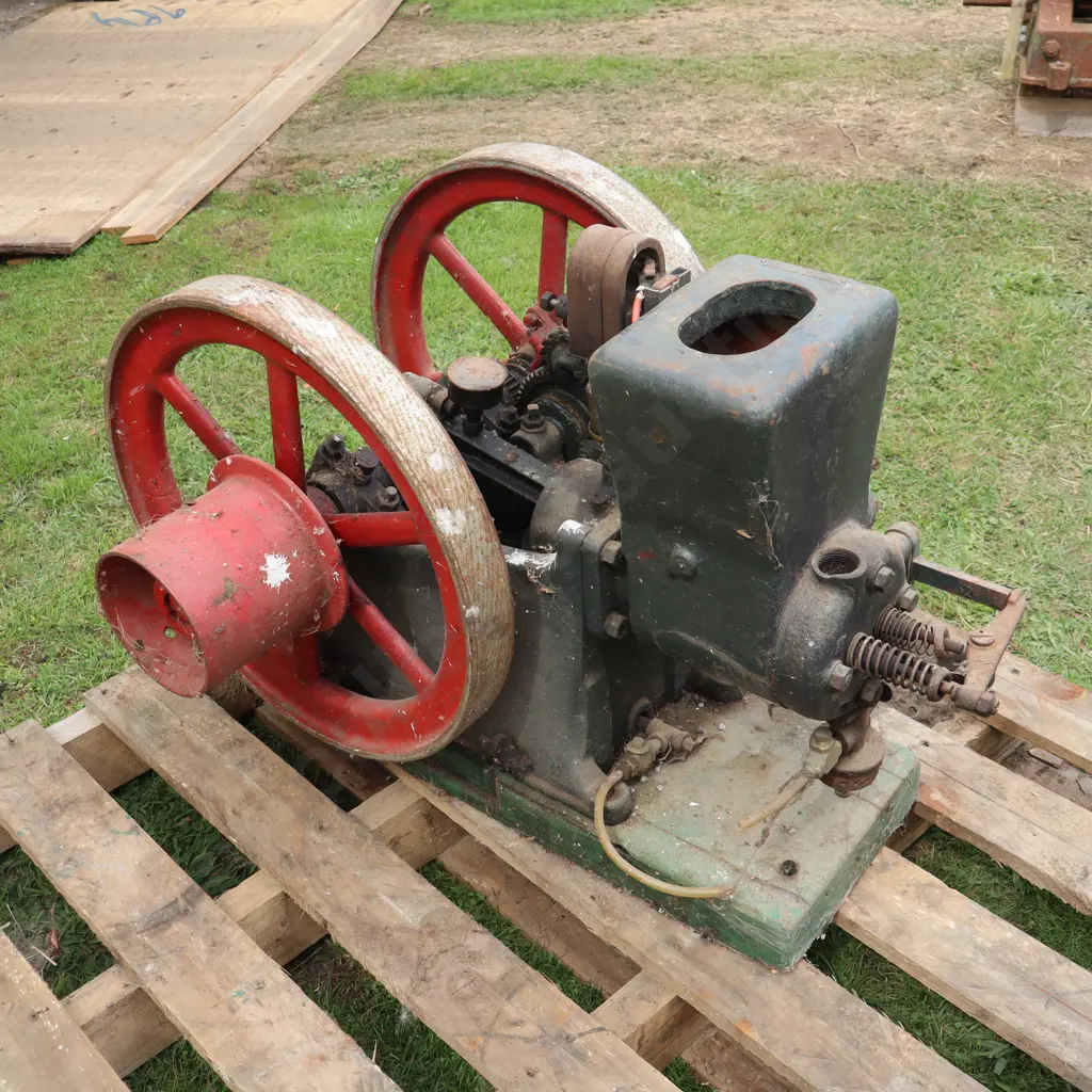 Associated Manufacturers Corporation Double Flywheel Station Engine. 51cm Flywheel. Image 1++