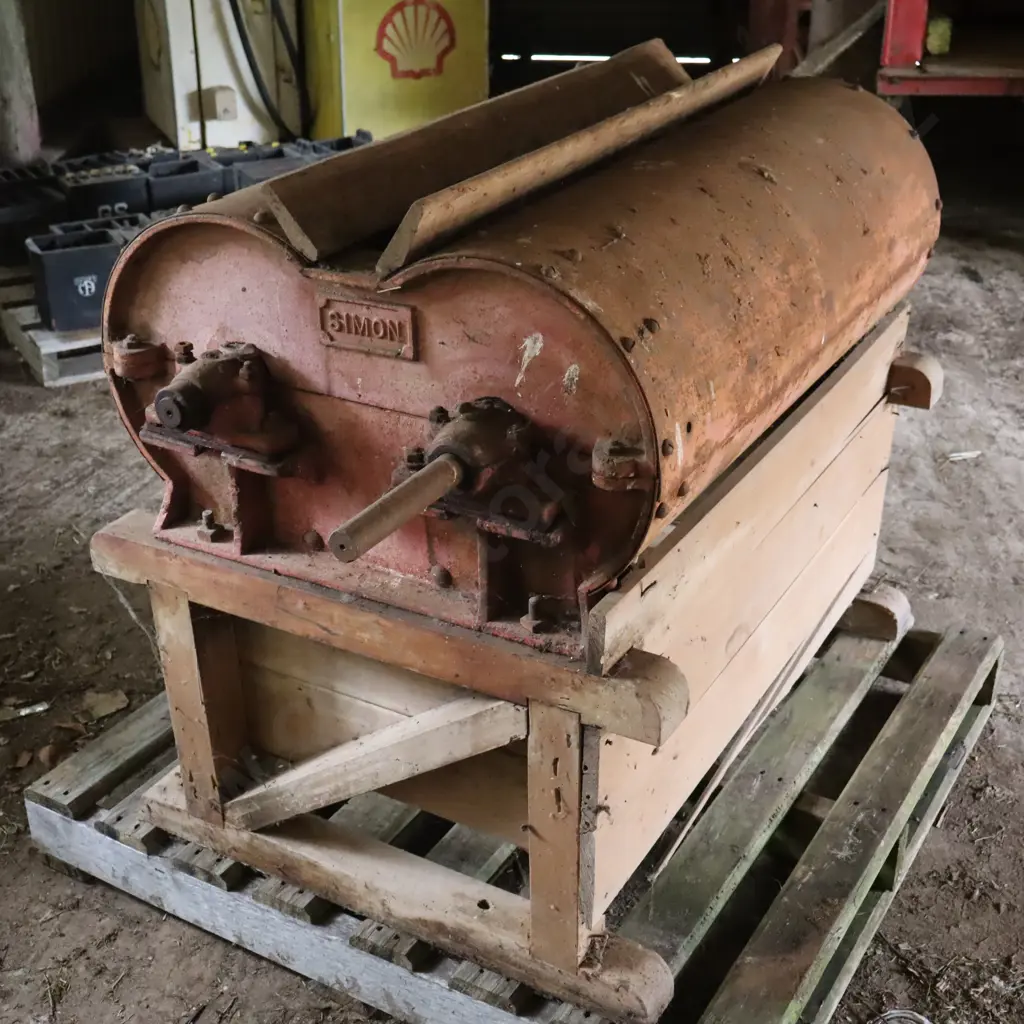 A Simon Wheat Fanning Mill Farm Machine  Image 1++