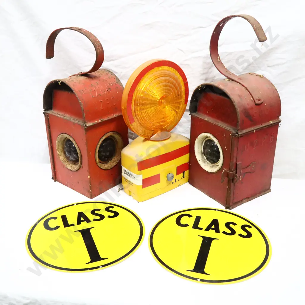 NZPO Lanterns Dated 1960 x 2, NOS Class 1 Signs x 2 And A Road Workers Light Image 1++