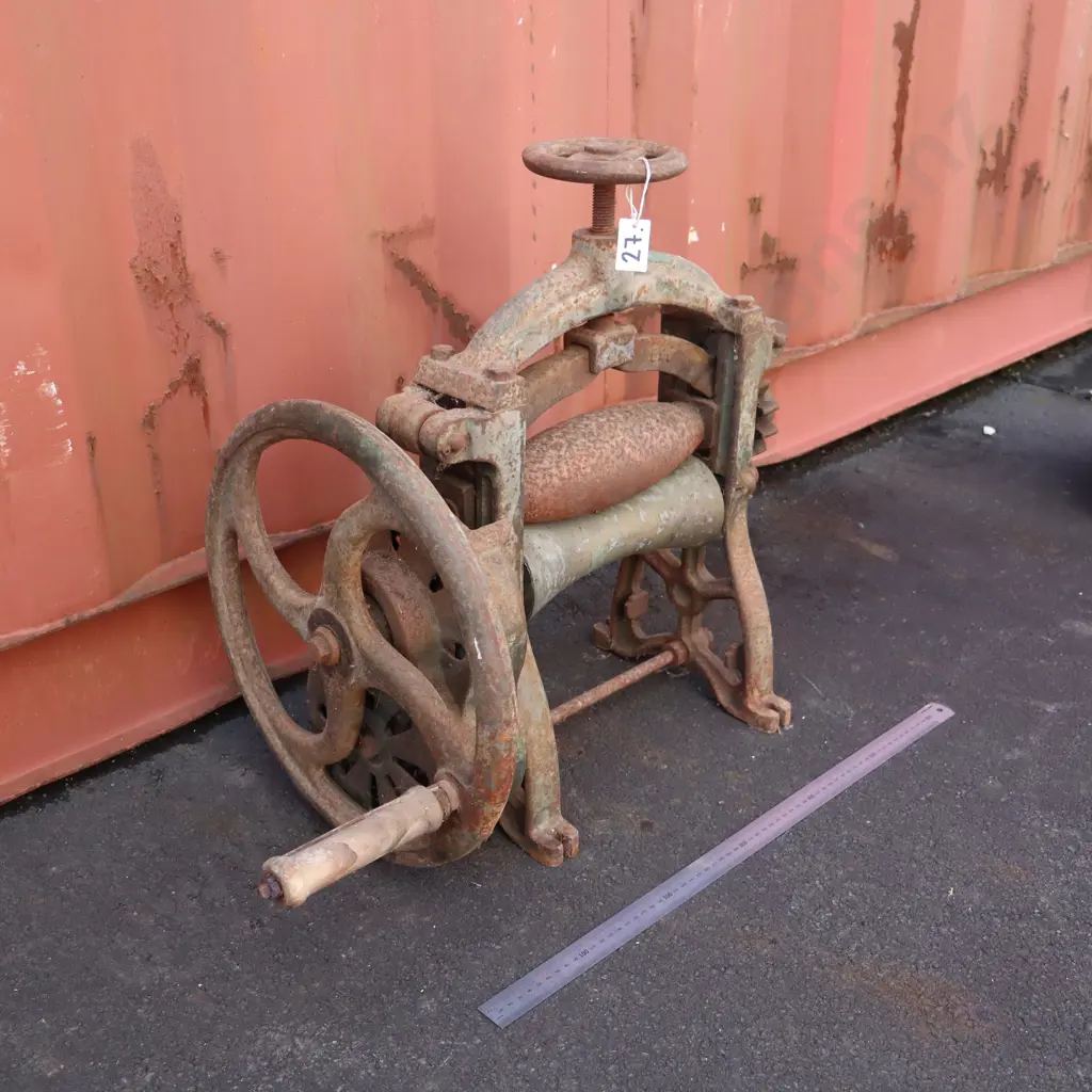Vintage Cast Iron Hand Crank Wringer / Roller Press Image 1++