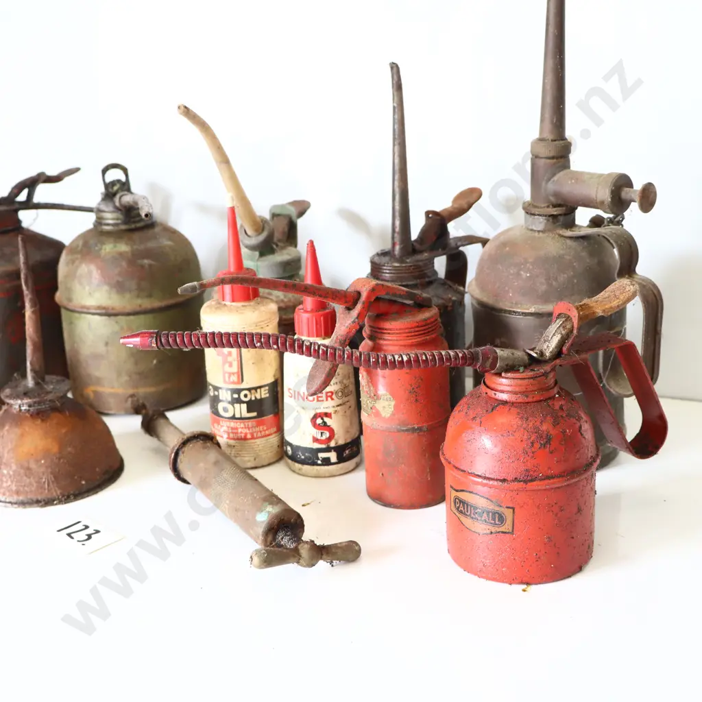Assorted Vintage Oil Cans Image 1++