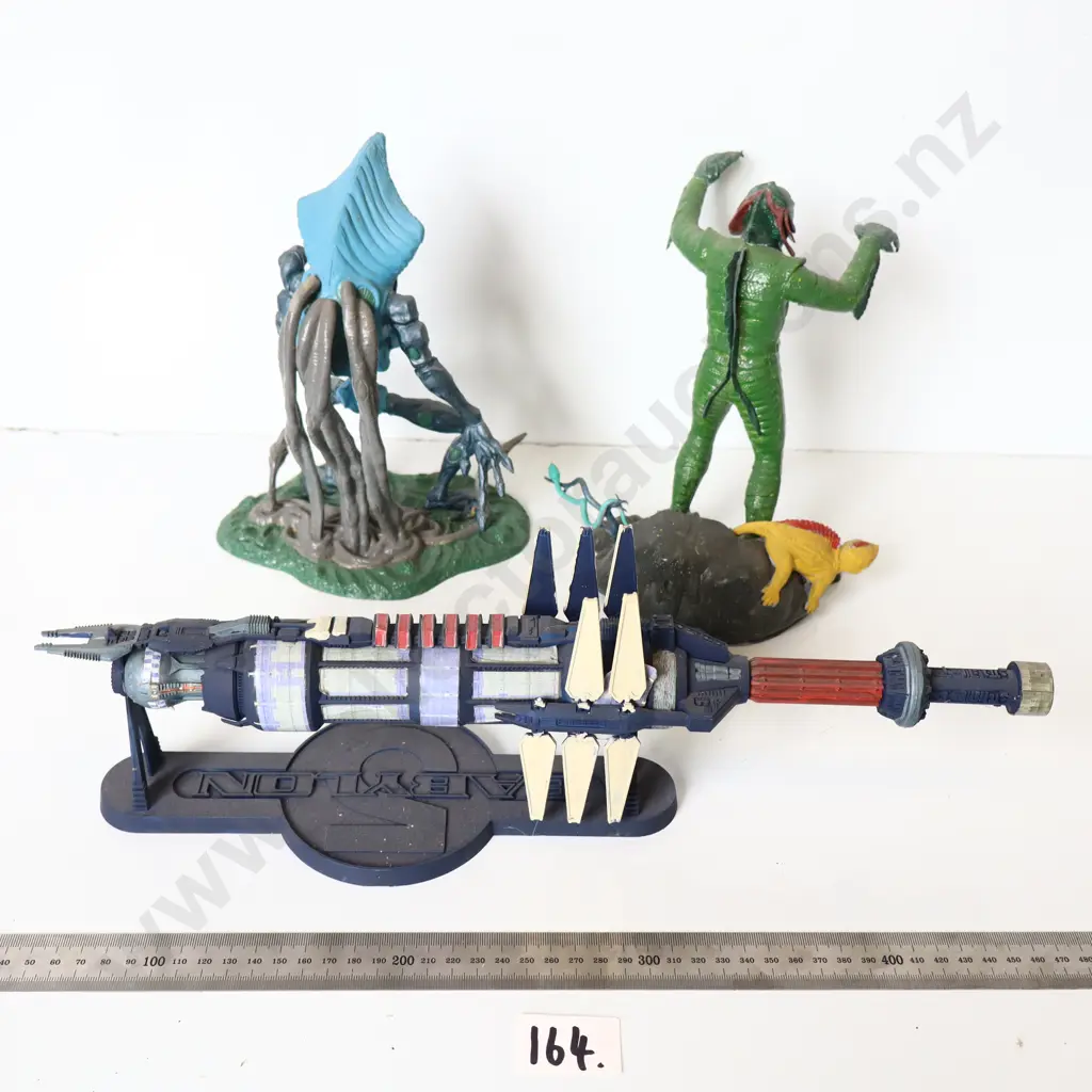 Babylon 5 Spaceship & Alien Figures Image 1++