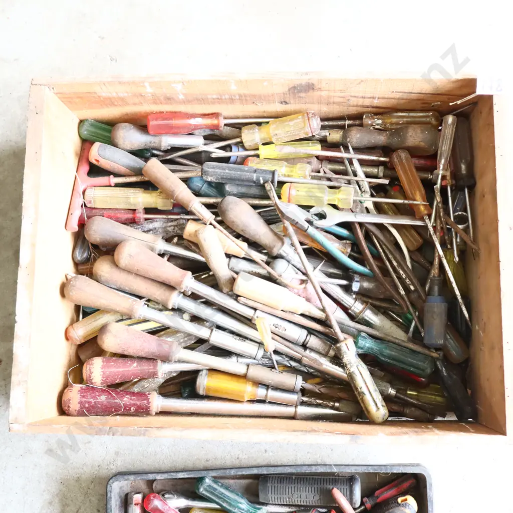 Large Mixed Screwdriver & Tool Lot (Wooden Crate) Image 1++