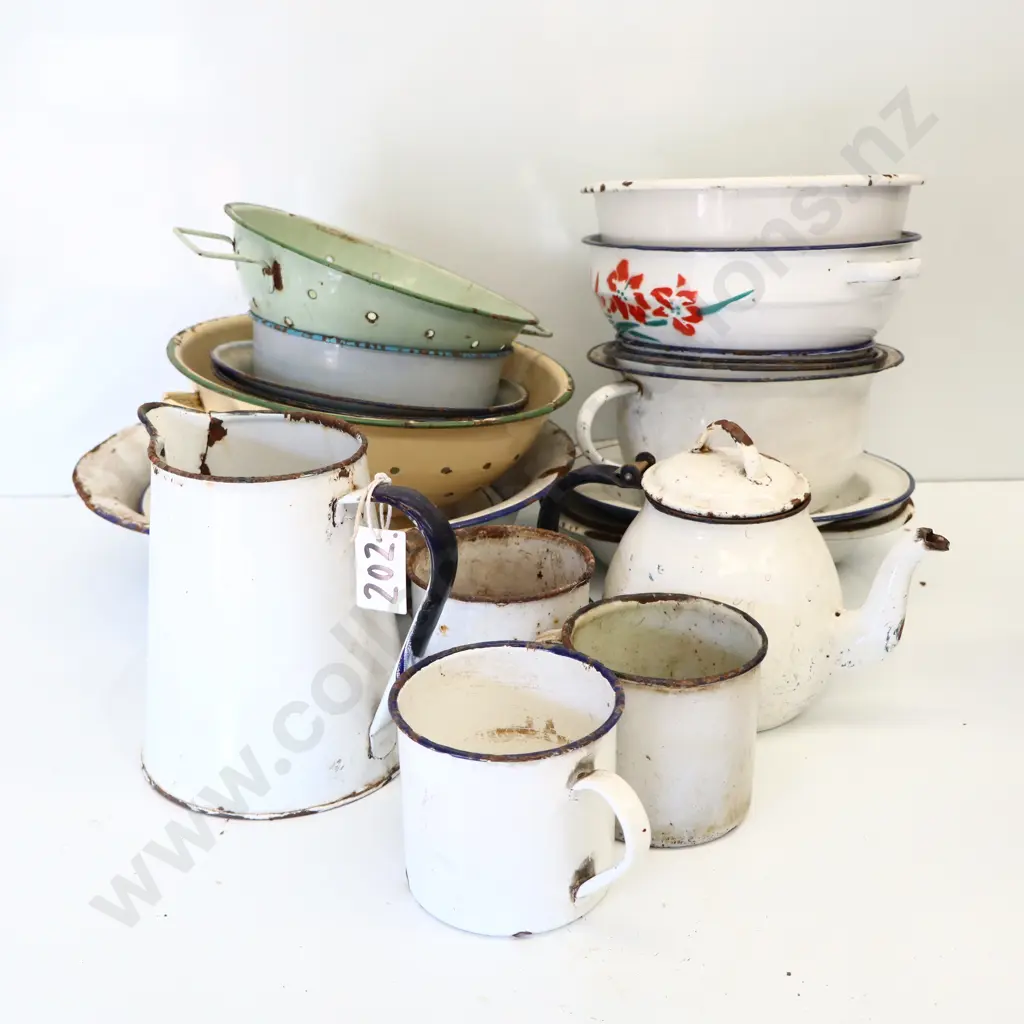 Vintage Enamel Kitchenware Collection Image 1++