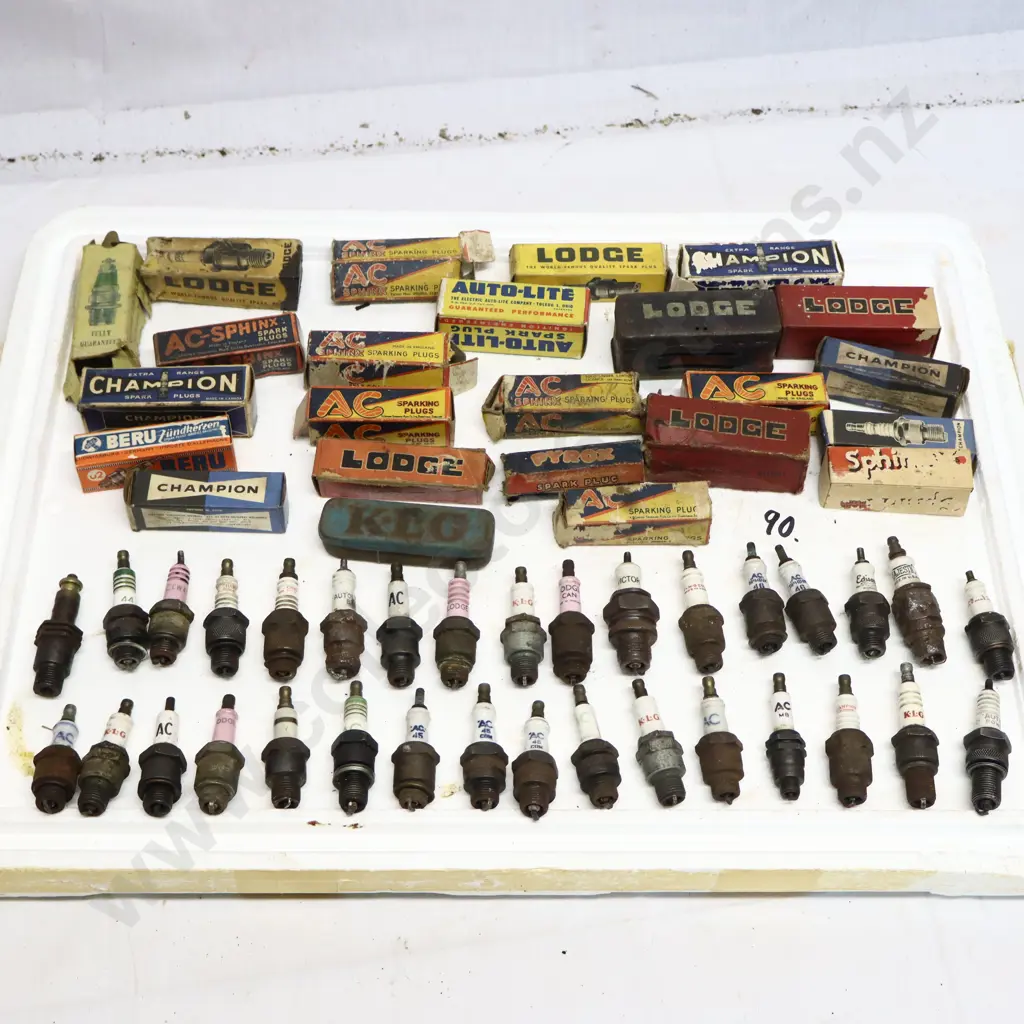 Collection of Vintage Spark Plugs & Boxes Image 1++