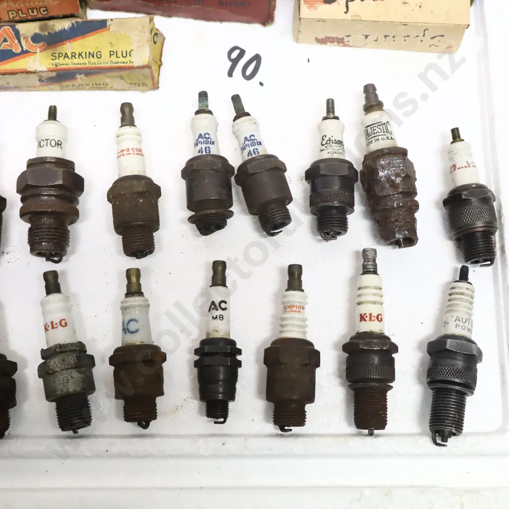 Collection of Vintage Spark Plugs & Boxes Image 1++