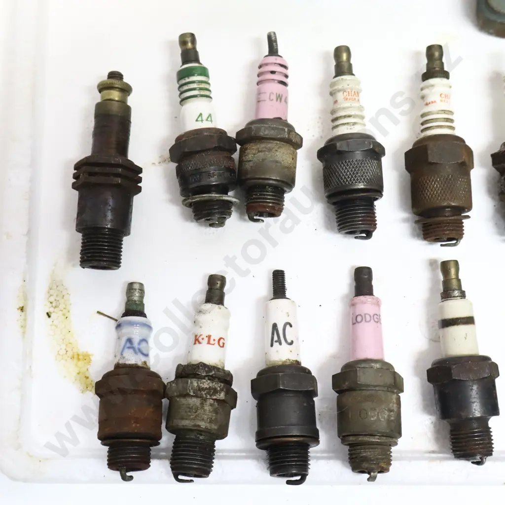 Collection of Vintage Spark Plugs & Boxes Image 1++