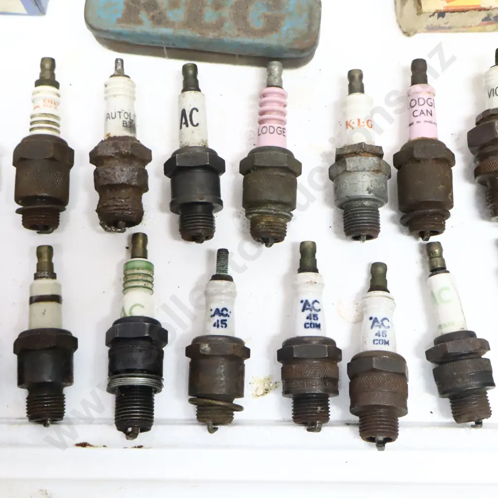 Collection of Vintage Spark Plugs & Boxes Image 1++