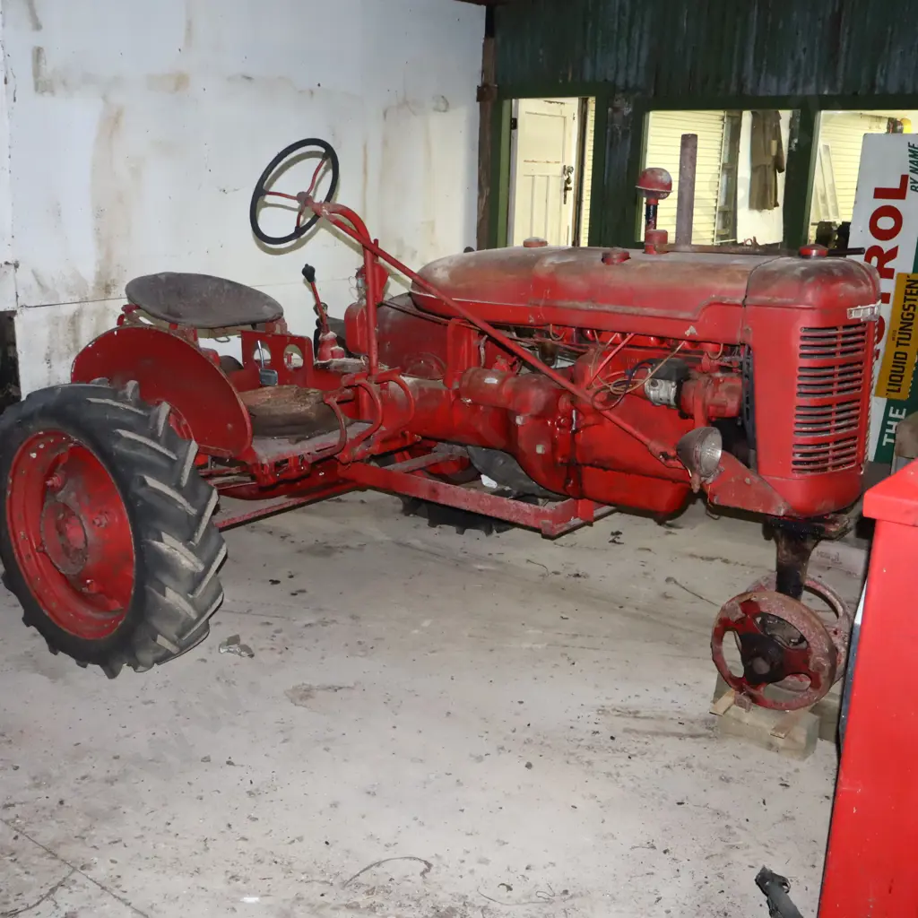 Vintage Farmall Tractor Image 1++