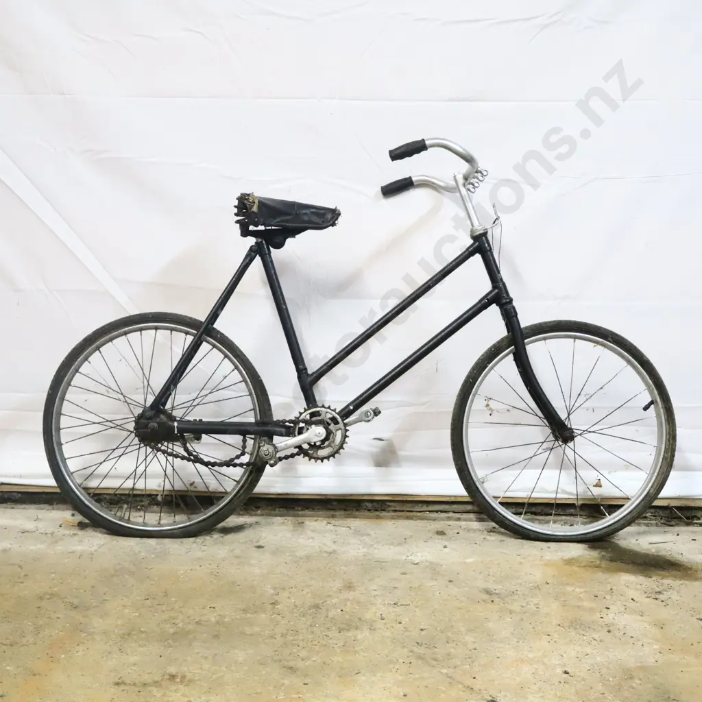 Vintage Small Girls Bicycle Image 1++