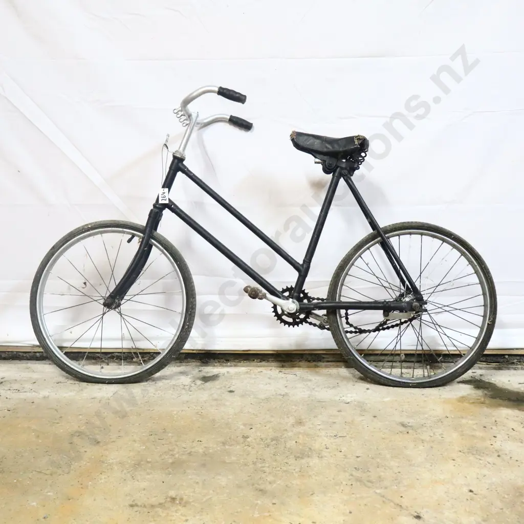 Vintage Small Girls Bicycle Image 1++