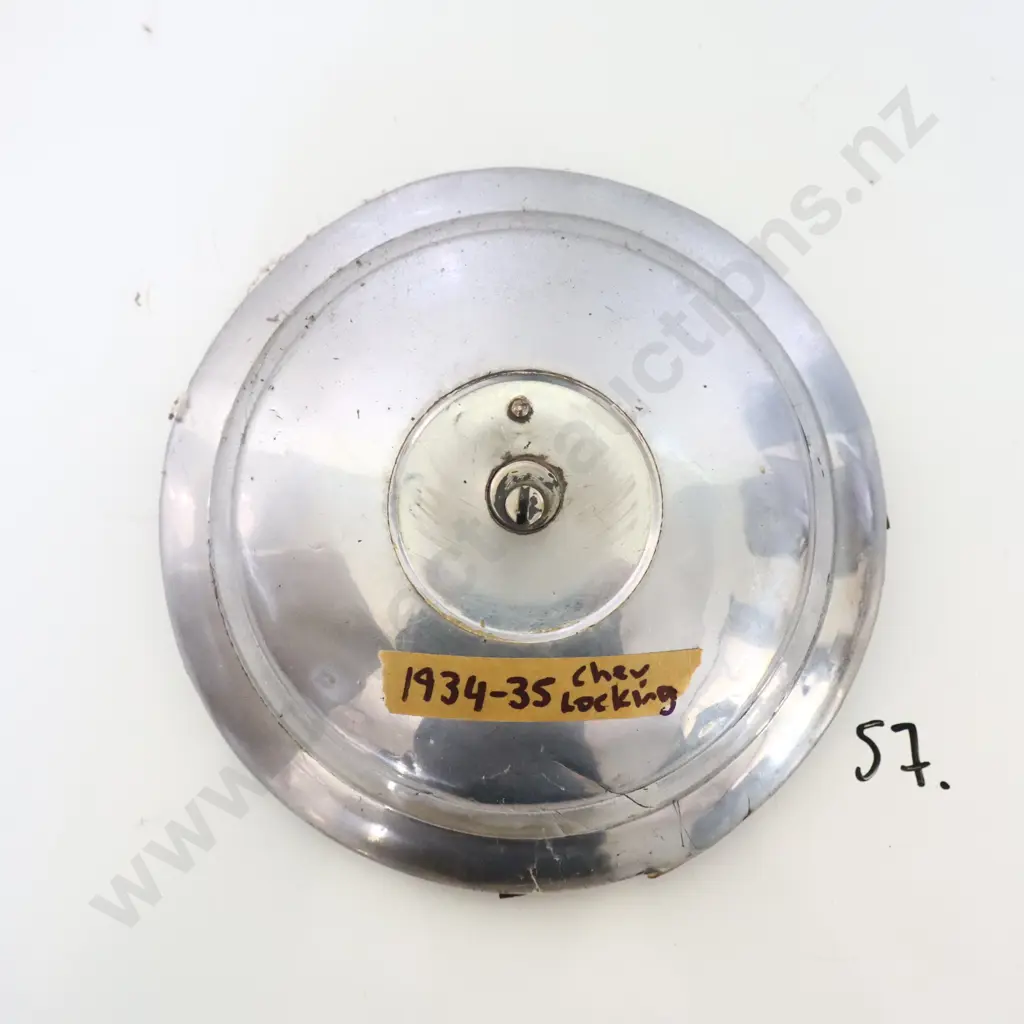 1934 - 1935 Chevrolet Locking Hubcap. No Key Image 1++