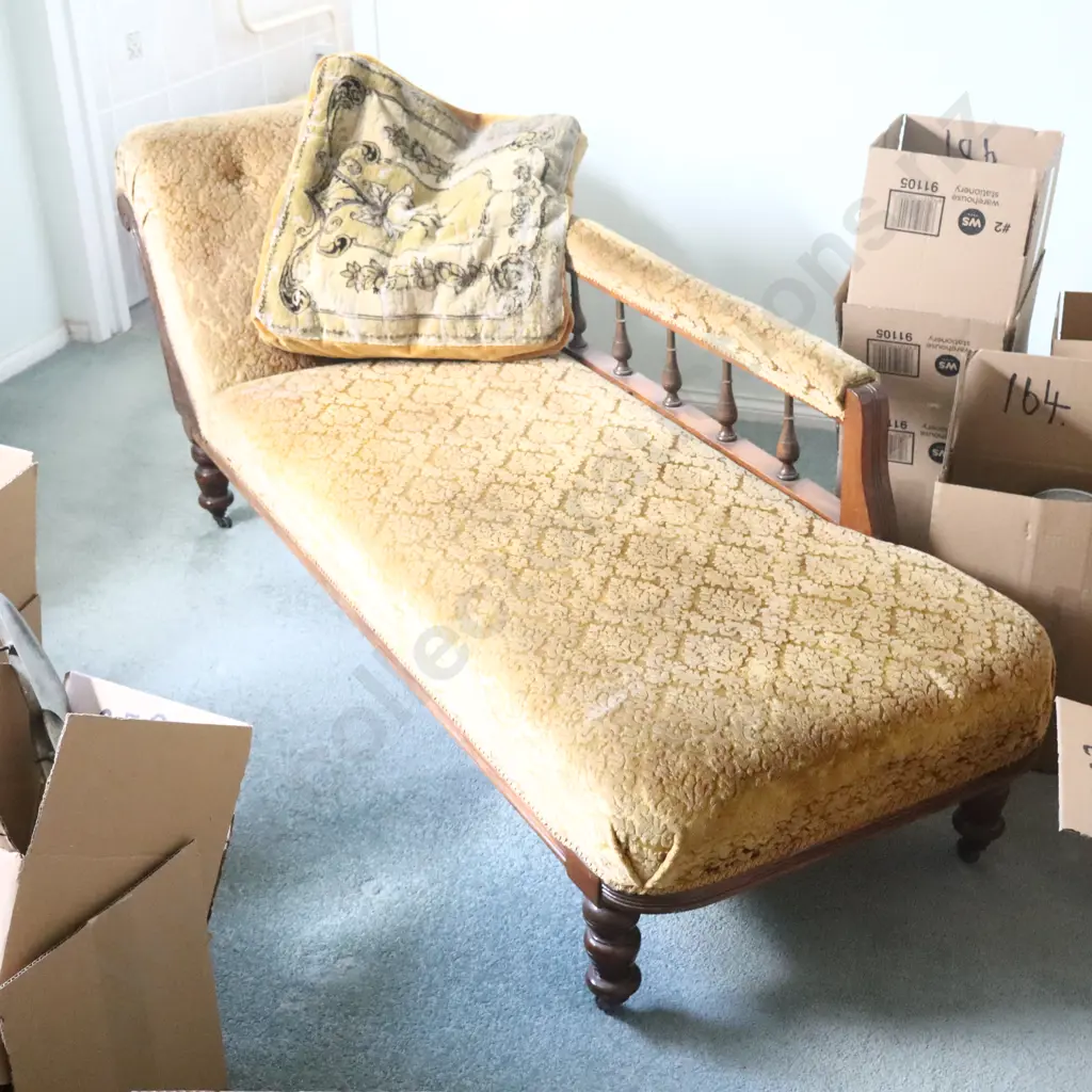Vintage Chase Lounge With Pillow Image 1++