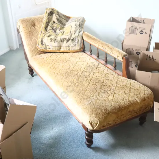 Vintage Chase Lounge With Pillow